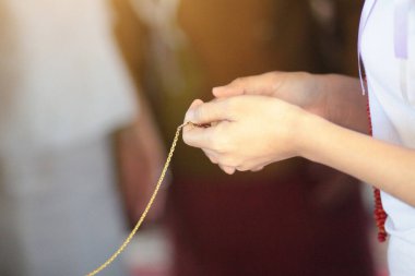 Tayland nişan töreninde altın kolye tutan kadın. Tayland düğün kültürü geleneği..