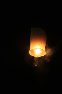 İnsanlar, Tayland 'ın kuzeyindeki Yüzen Fener Festivali' nde gökyüzü fenerleri yakıyorlar.