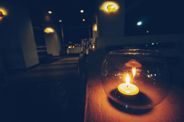 Lumière Bougie Verre Rond Décoration Sur Tissu Blanc Pour Mariage — Photo