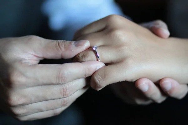 Brudgummen Sätter Ringen Brudens Hand Thailändska Bröllop Ceremoni Traditionell — Stockfoto