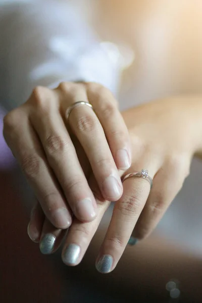 伝統的なタイの結婚式で結婚指輪と花嫁の手を保持新郎手 — ストック写真