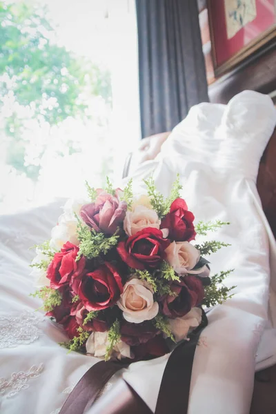 Bonito Buquê Flores Rosa Vestido Noiva Cadeira Vintage Dia Dos — Fotografia de Stock