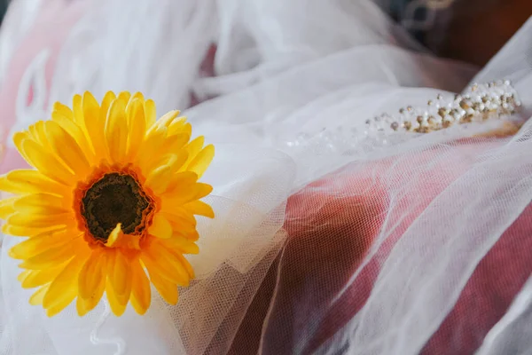 婚礼上 新娘的白色花瓶上挂着美丽的黄色花朵和水晶王冠 情人节 — 图库照片