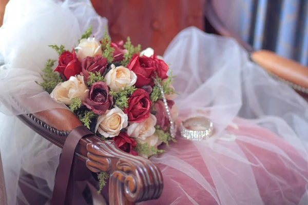 結婚式でヴィンテージチェアの花嫁の白いベールに美しいバラの花花束 バレンタインデー — ストック写真