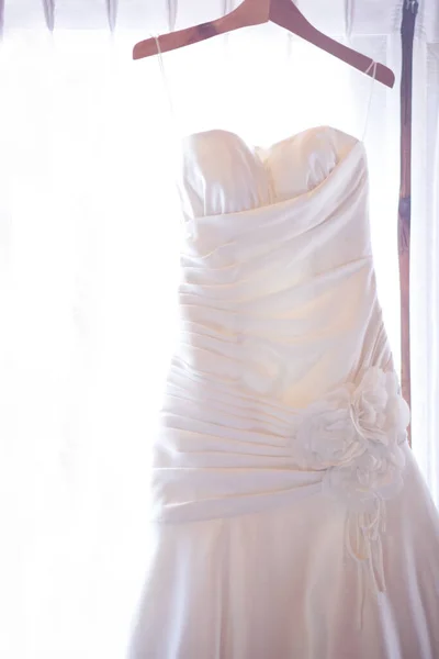 Svatební Šaty Visí Zácloně Okna Pokoji — Stock fotografie
