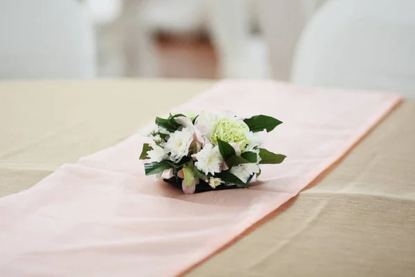 婚礼上 漂亮的白玫瑰 花束装饰在餐桌上 — 图库照片