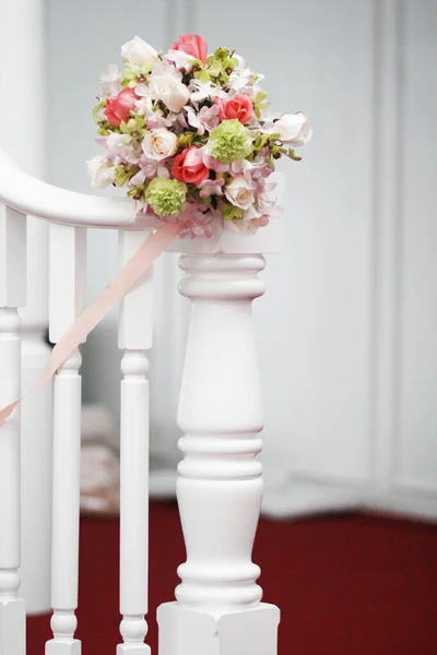 婚礼上 白色楼梯栏杆上美丽的花卉花束装饰风格 — 图库照片