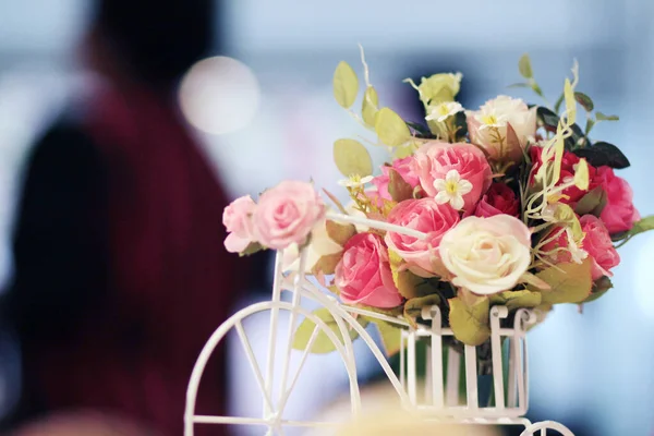 美しいバラの花の花束は結婚式で飾る — ストック写真