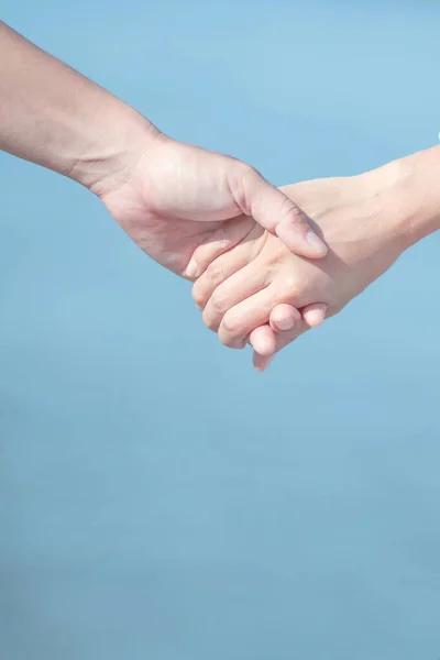 Paar Liefde Hand Hand Blauwe Lucht Zee Achtergrond Valentijnsdag Huwelijk — Stockfoto