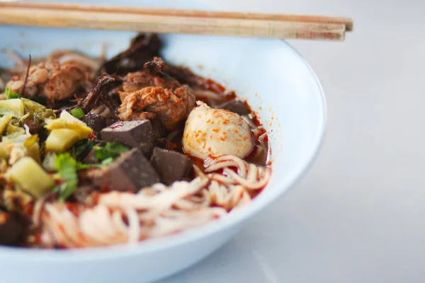 Rice Noodles Spicy Pork Sauce White Bowl Chopsticks Spoon Thai — Stock Photo, Image