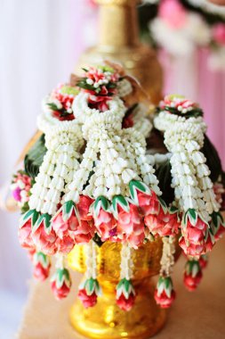 Geleneksel Tayland düğün gününde altın tepside çiçek çelenkleri. Yasemin çelengi.