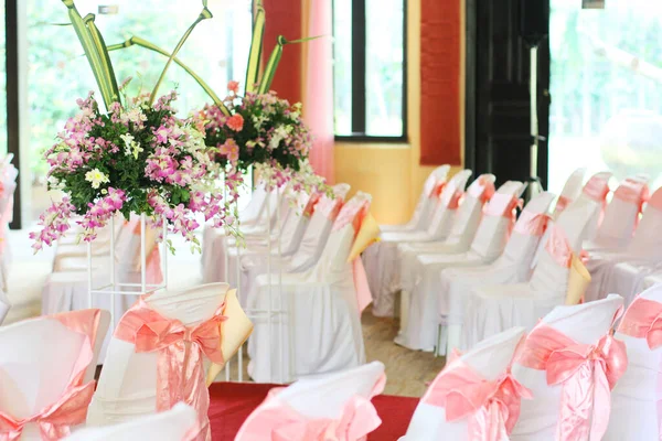 Hermosa Decoración Sillas Con Cinta Rosa Ramo Orquídeas Con Flores — Foto de Stock