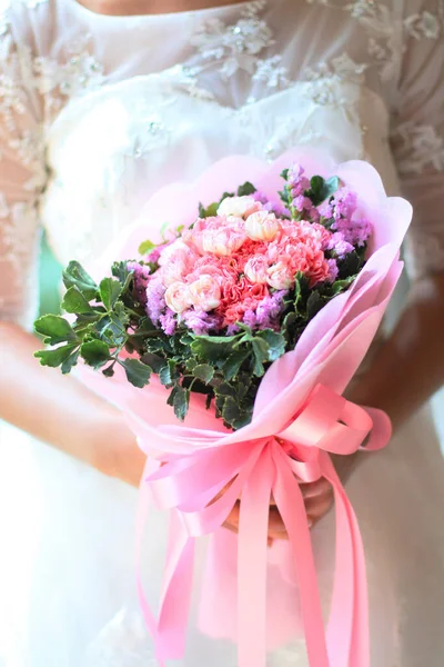 美しい花束の花を持つ花嫁 — ストック写真