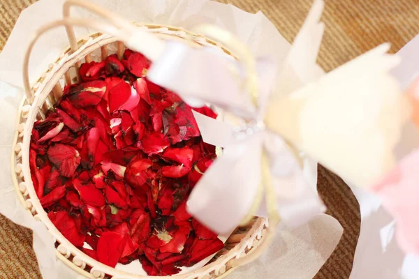 Hermosos Pétalos Rosa Rojos Flores Cesta Decoradas Ceremonia Boda — Foto de Stock