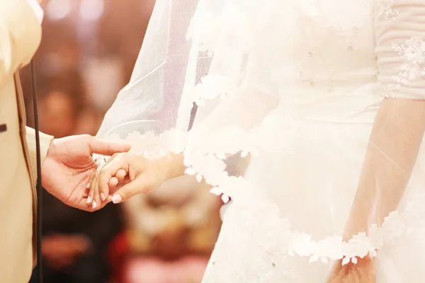 Νύφη Και Γαμπρός Κρατώντας Χέρια Και Περπατώντας Μαζί — Φωτογραφία Αρχείου