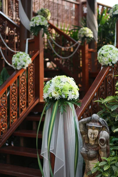 Białe Kwiaty Bukiet Dekoracyjny Schodach Poręczy Ogród Tajskiego Drewnianego Domu — Zdjęcie stockowe