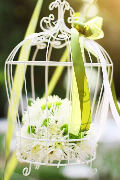 Decoración Jaula Pájaro Blanco Con Rosas Flores Blancas Colgando Decoración — Foto de Stock