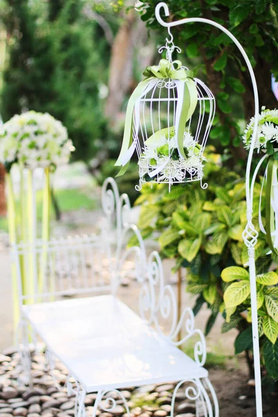 Gaiola Pássaro Branco Decoração Cadeira Com Rosas Flores Brancas Penduradas — Fotografia de Stock
