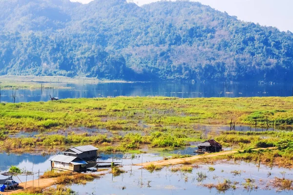 Casa Flotante Río Songgaria Cerca Montaña Campo Aldea Snagklaburi Tailandia — Foto de Stock