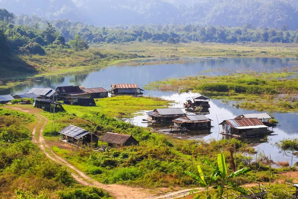 Casa Flotante Río Songgaria Cerca Montaña Campo Aldea Snagklaburi Tailandia — Foto de Stock