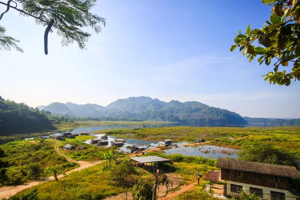 Casa Flotante Río Songgaria Cerca Montaña Campo Aldea Snagklaburi Tailandia — Foto de Stock