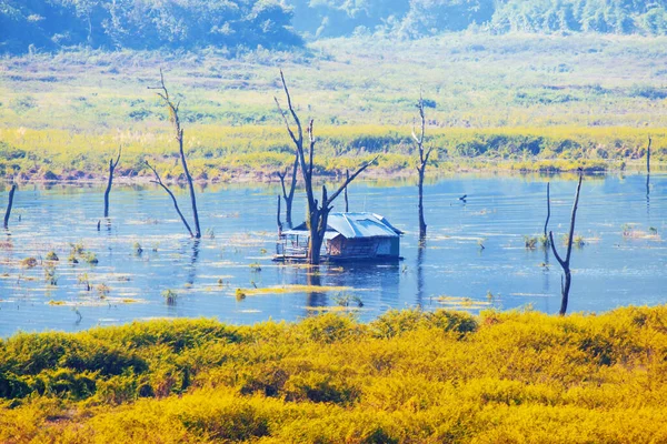 Casa Flotante Río Songgaria Cerca Montaña Campo Aldea Snagklaburi Tailandia —  Fotos de Stock