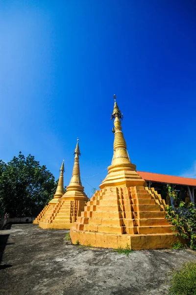 Golden Pagoda Detalj Mon Arkitektonisk Stil Templet Ligger Kanchanaburi Provinsen — Stockfoto