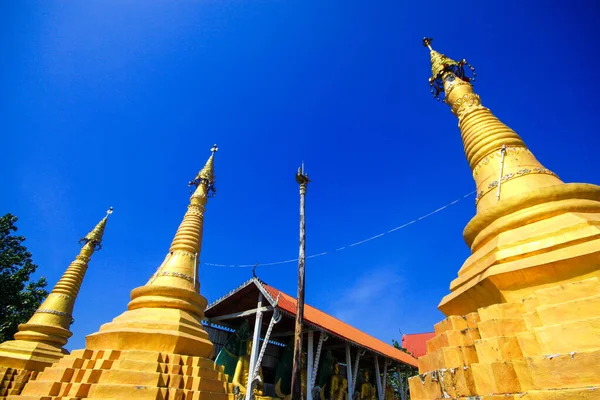 Detalle Pagoda Oro Estilo Arquitectónico Mon Templo Situado Provincia Kanchanaburi — Foto de Stock