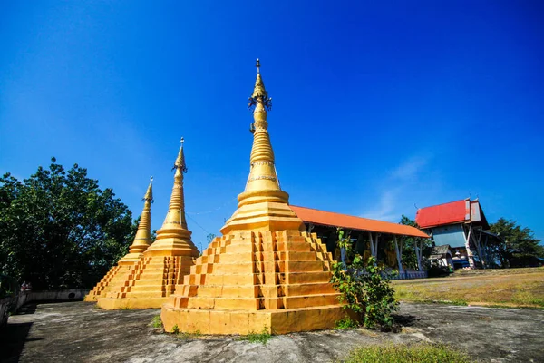 Detalhe Pagode Dourado Estilo Arquitetônico Mon Templo Localizado Província Kanchanaburi — Fotografia de Stock