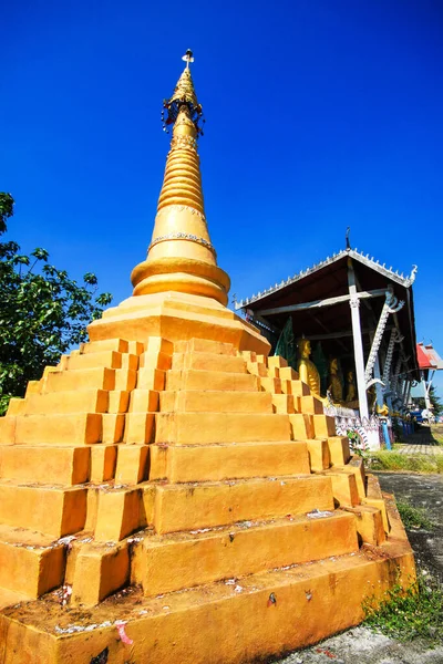 Detalhe Pagode Dourado Estilo Arquitetônico Mon Templo Localizado Província Kanchanaburi — Fotografia de Stock