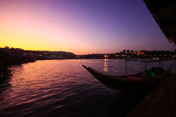 在泰国桑哈拉布里靠近蒙河木桥的地方 美丽的日落和泰国传统长尾小船的轮廓 — 图库照片