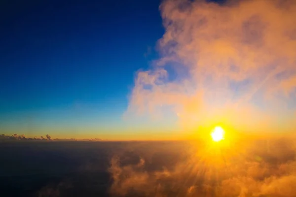 Gyllene Ljus Skogen Och Berg Med Soluppgång Morgon Mist Dimma — Stockfoto