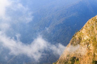 Gündoğumunda gökyüzü ve bulut Kireçtaşı dağında. Sis ve sisle güneş ışığı Tayland 'daki orman tepesini kaplıyor.