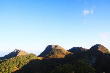 Çimen çiçekleri kayalık kireçtaşı dağı manzarası ve yeşil gökyüzü ile Chiangmai, Tayland 'daki Chiang doa ulusal parkında