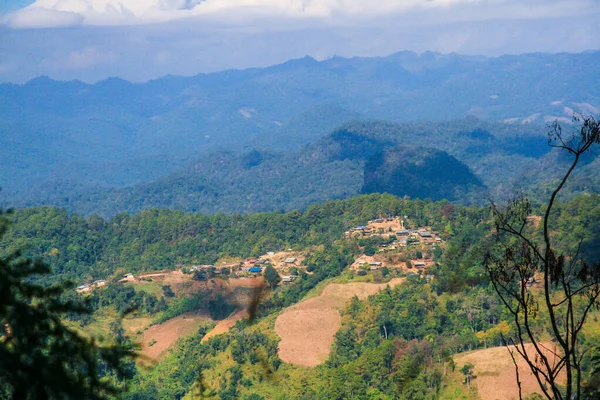 タイの山を作るために森林や森林の伐採や燃焼を伴う部族交代栽培やスラッシュと燃焼 — ストック写真