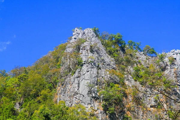 Prachtig Landschap Van Rotsachtige Kalksteen Berg Groen Bos Met Blauwe — Stockfoto