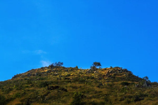Όμορφο Τοπίο Του Βραχώδους Βουνού Limestone Και Πράσινο Δάσος Ουρανό — Φωτογραφία Αρχείου