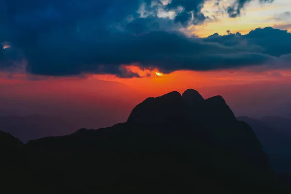 Zonsondergang Hemel Bewolking Prachtige Kleurrijke Schemertijd Met Silhouet Van Berg — Stockfoto