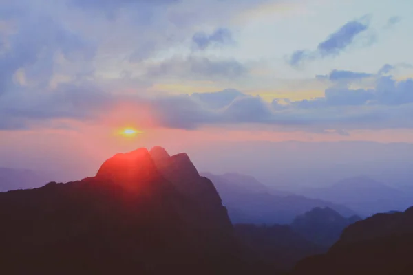 Zonsondergang Hemel Bewolking Prachtige Kleurrijke Schemertijd Met Silhouet Van Berg — Stockfoto