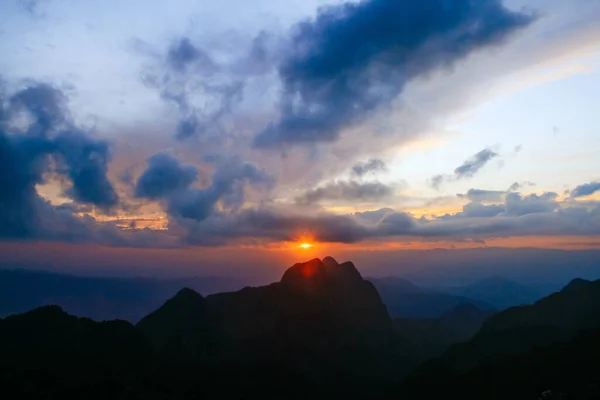 Zonsondergang Hemel Bewolking Prachtige Kleurrijke Schemertijd Met Silhouet Van Berg — Stockfoto