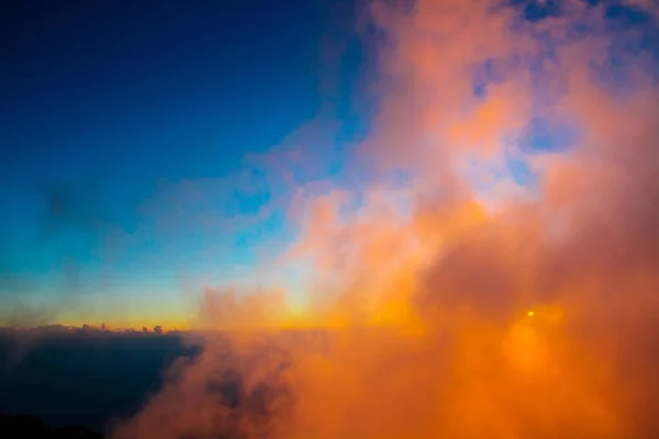 Coucher Soleil Dans Ciel Nuage Beau Crépuscule Coloré Avec Silhouette — Photo