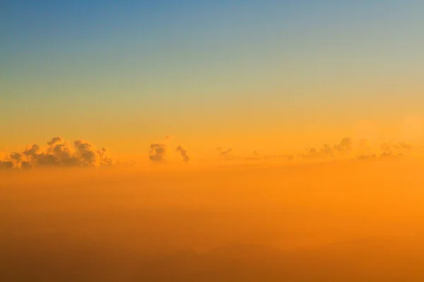 Золотой Свет Восходом Солнца Утрам Небе Туман Накрывают Холм Джунглей — стоковое фото
