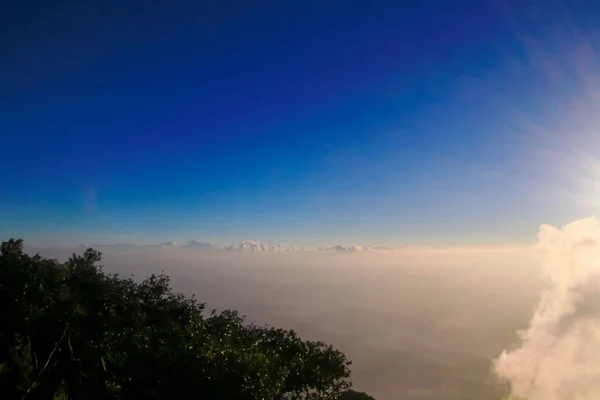Золотистый Свет Восходом Солнца Утром Небе Облачность Туман Накрыл Холм — стоковое фото