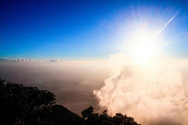 Gouden Licht Met Zonsopgang Ochtend Aan Hemel Wolken Berg Mist — Stockfoto