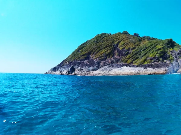 Vackert Landskap Tropisk Med Blått Hav Och Bergstrand Thailand Tachai — Stockfoto