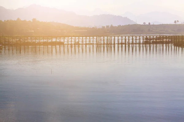泰国桑哈拉布里 美丽的日出映衬在蓝天的明木桥上 图库图片