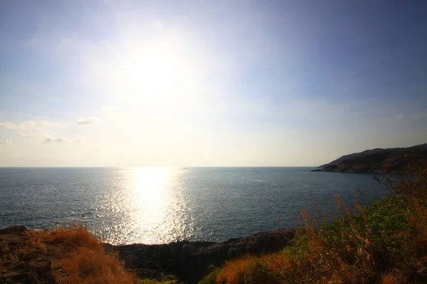 夕焼けの空と青い空と海の地平線と美しい海 Phrom Thep Capeの山の上の乾燥した芝生のフィールドは タイのプーケット島で有名です — ストック写真