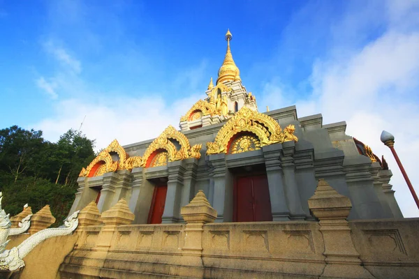 Pagoda Oro Templo Situado Montaña Muy Hermosa Vista Provincia Chiangrai — Foto de Stock