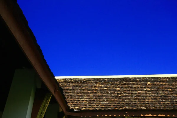 Clay Kakel Konst Tak Buddistiska Tempel Blå Himmel — Stockfoto