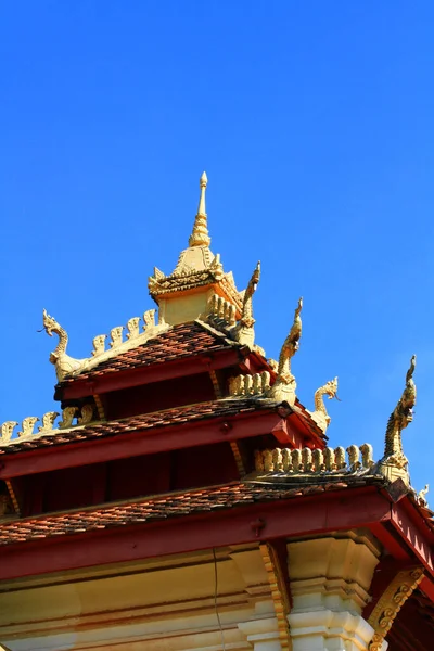 Naga Dorada Techo Arte Del Templo Buddhist Con Cielo Azul —  Fotos de Stock